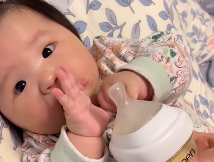 5个月宝宝突然不愿意喝奶大哭,5个月宝宝不喝奶被逼说我不喝