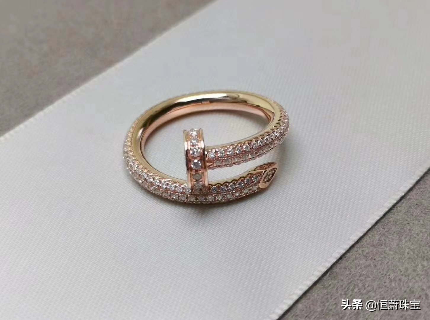 卡地亚love戒指哪款最经典,卡地亚love戒指在实体店多少钱