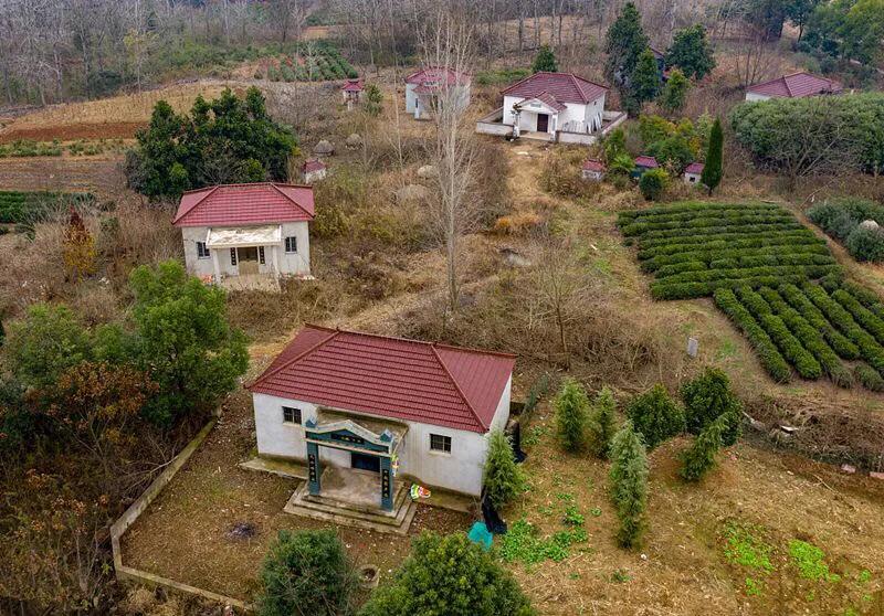 农村建房发现有坟墓怎么迁坟,农村建房子期间能迁移坟墓吗