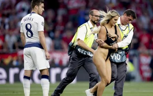 欧冠裸奔女郎穿比基尼闯入滑雪世界杯赛场纪念科比网友怒斥