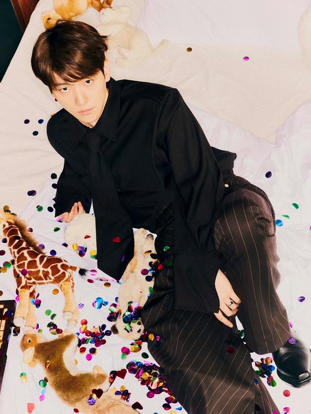 边伯贤理想型红衣黄裤,17年边伯贤黑西装舞台