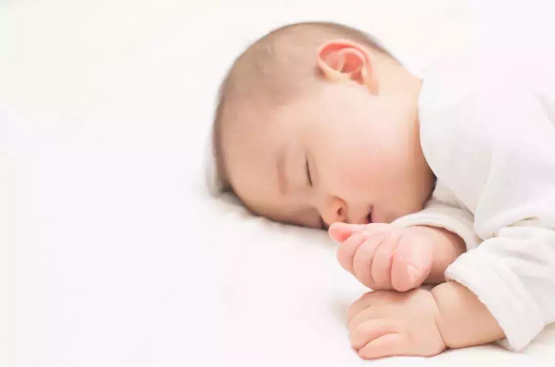 为什么不要搂着宝宝睡觉,最好不要搂着宝宝睡