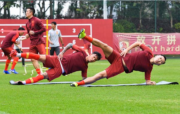 国足教练李铁首秀,国足训练颠球太惊艳