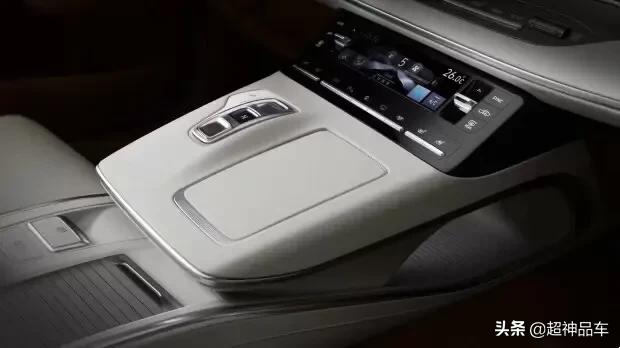 现代雅尊升级贯穿尾灯,新款现代雅尊黑武士