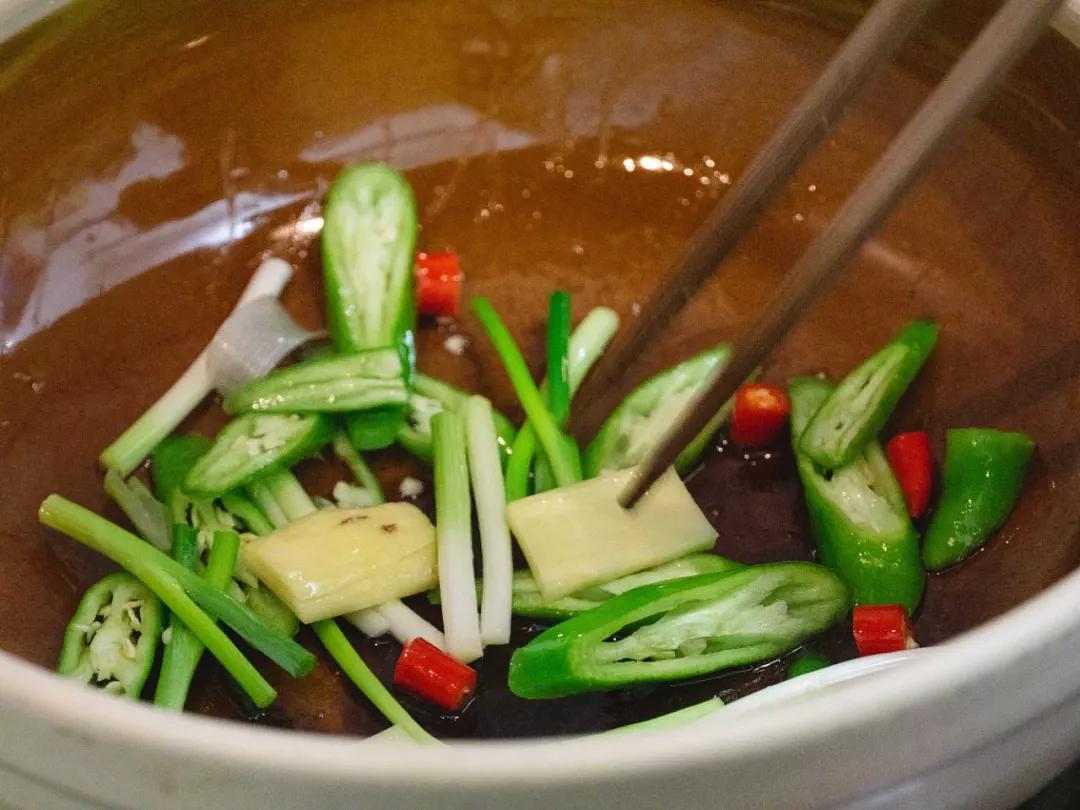 砂锅可以做焗菜吗,砂锅焗大虾花蛤金针菇