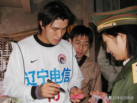 他堪称中国男足本土小贝！收情书收到手软，因一场车祸受争议至今