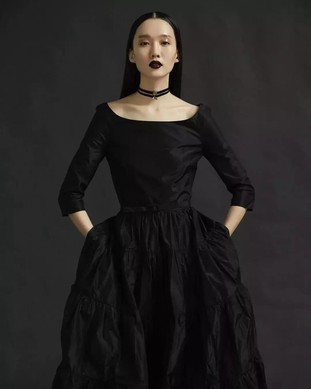 女生为什么要涂那么多东西,唇色深的女生涂口红