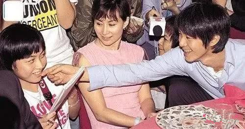 甘比从女狗仔逆袭成女首富,甘比从狗仔逆袭成为香港女首富