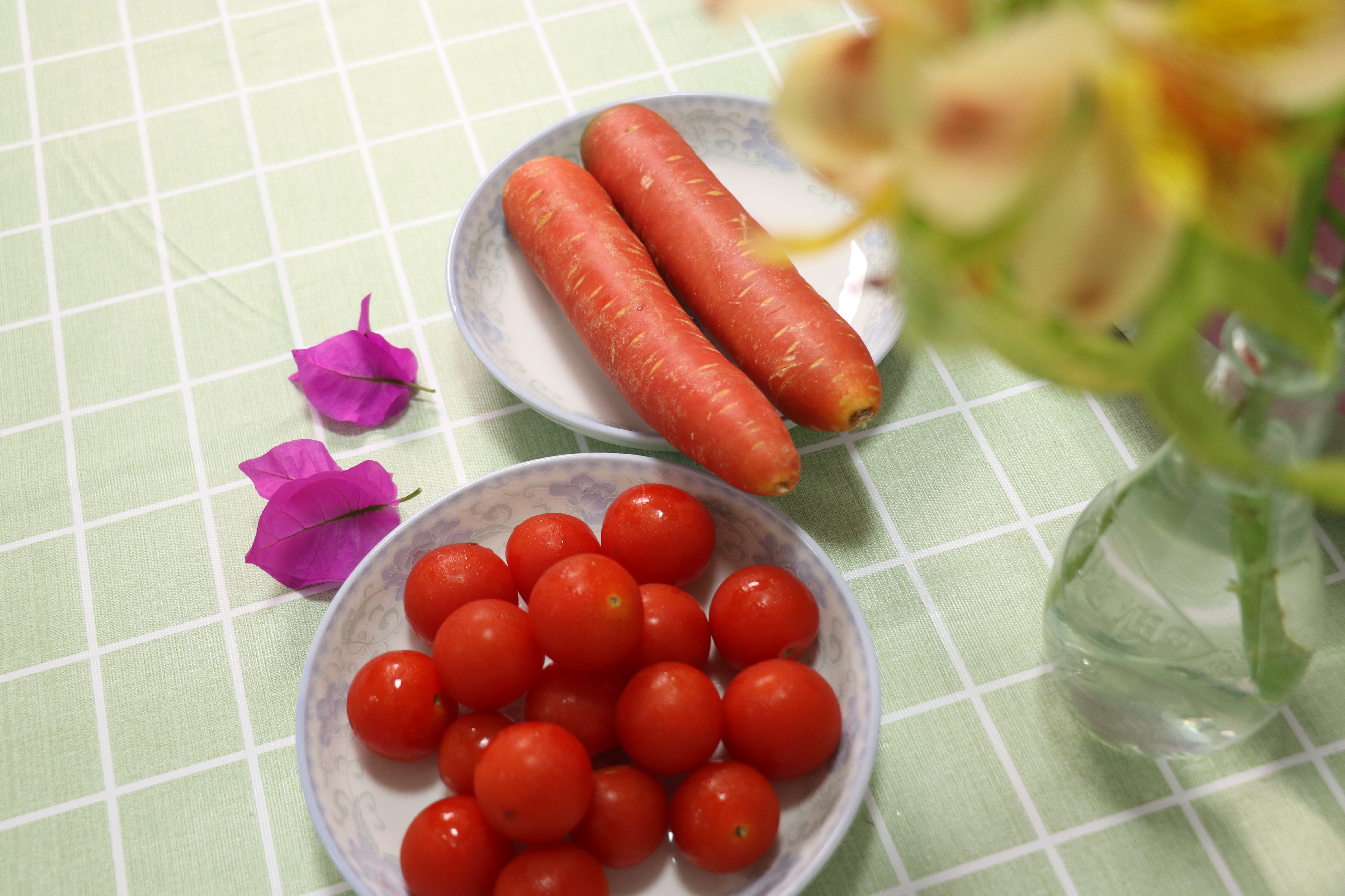 夏天到了出门一定要喝一杯番茄胡萝卜汁，等于给皮肤涂了一层防晒