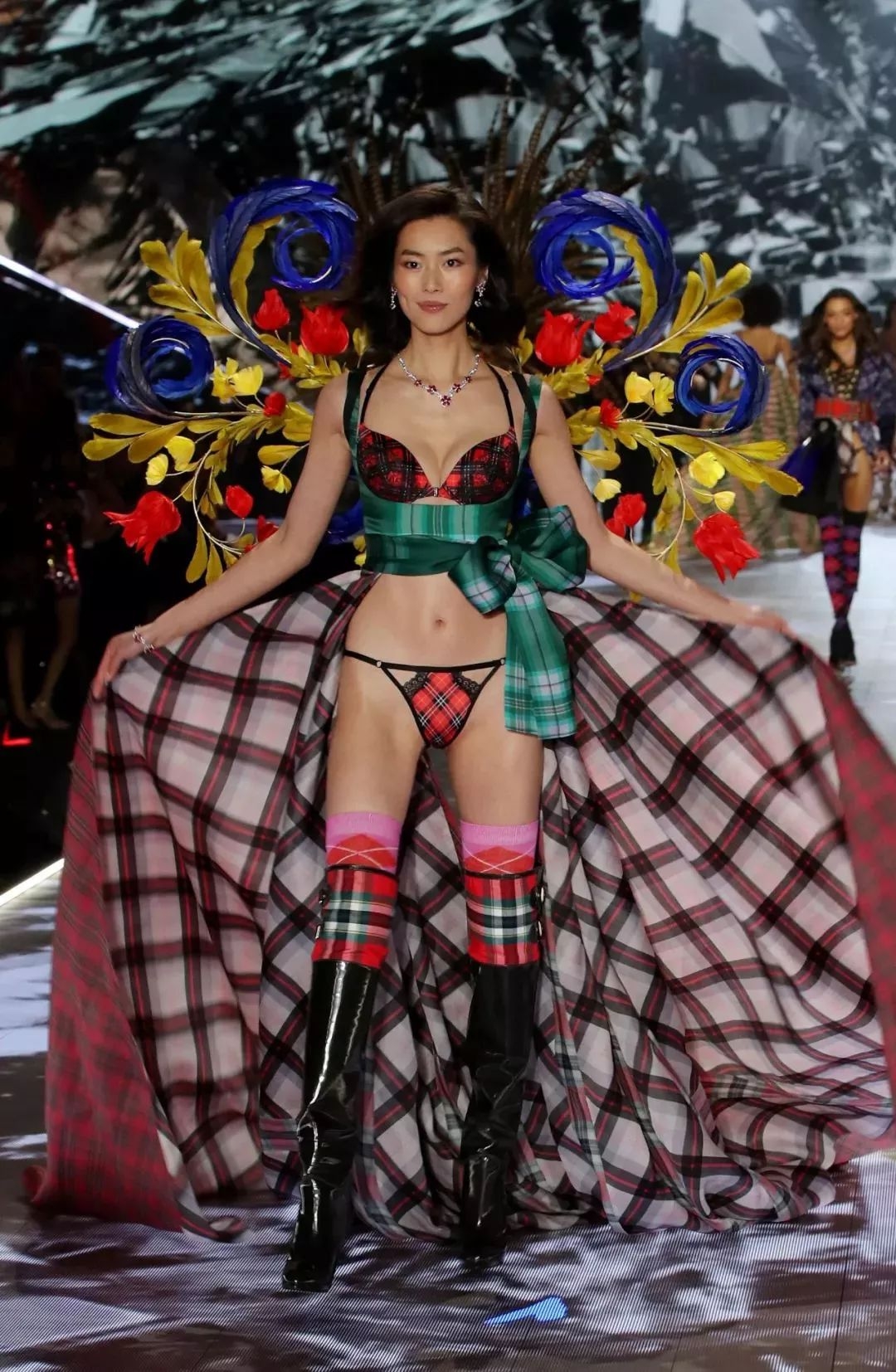 维密内衣秀靓丽养眼,天使和球星缠绵悱恻,大罗、C罗深陷其中