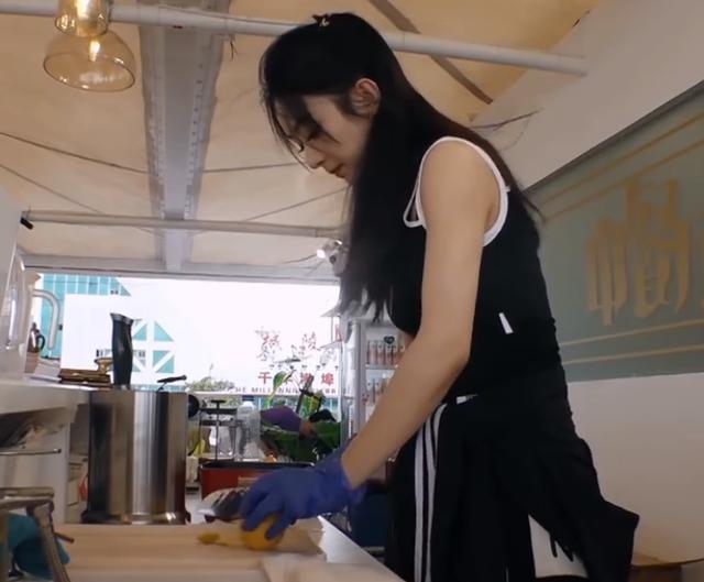 赵丽颖再出黑料，《中餐厅》备菜时不戴手套，甚至还舔了舔手指