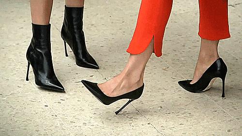 鞋子穿软底的好还是硬底的好,怎么挑选鞋穿着最舒服不累脚