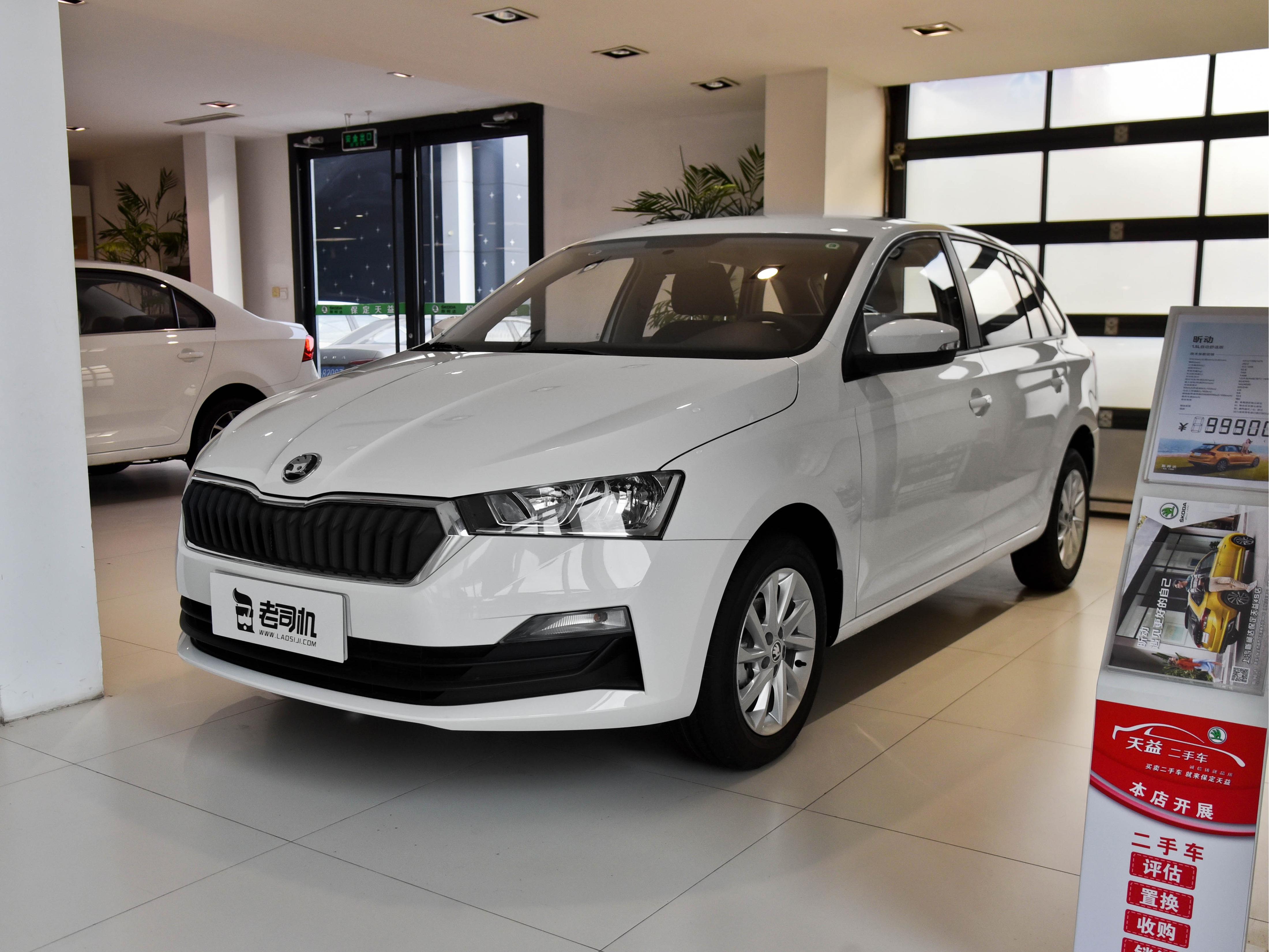 低配自动合资轿车便宜新车,低配汽车的油耗是多少