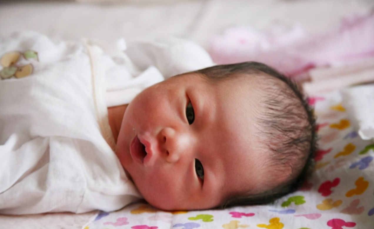 新生宝宝头发少怎么办,新生儿头发像秃顶啥原因