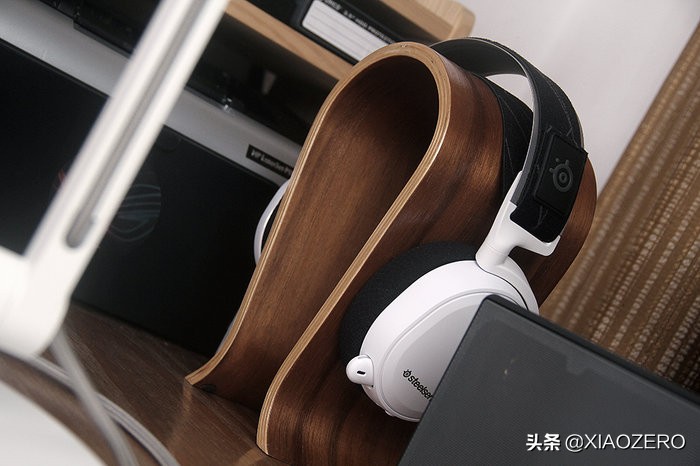 没有什么桌面几点零,折腾不止的电脑桌面好物分享