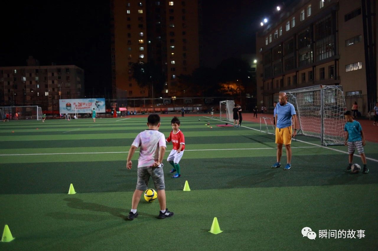 少年足球雨中训练,加油吧少年足球训练