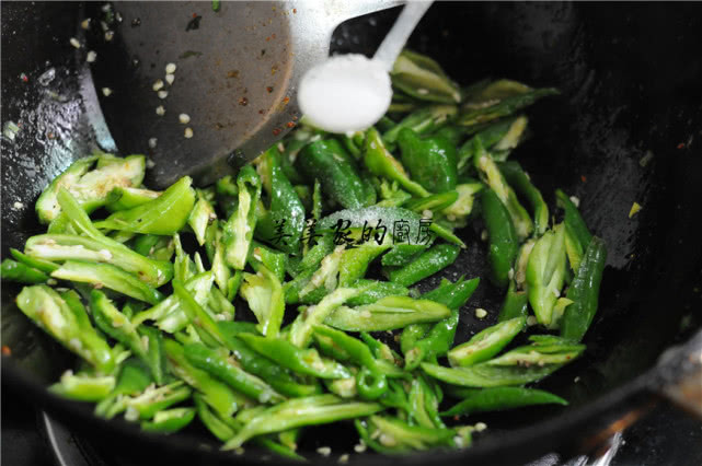 辣椒应该怎么炒才不辣,辣椒和小米辣怎么炒