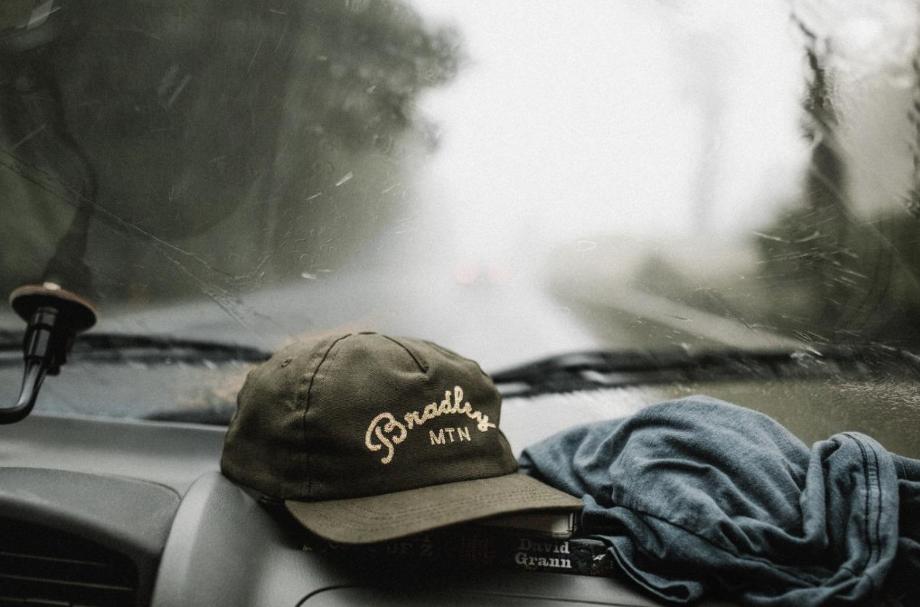 前挡玻璃下雨刮不干净模糊,汽车前挡玻璃刮不净感觉有一层油