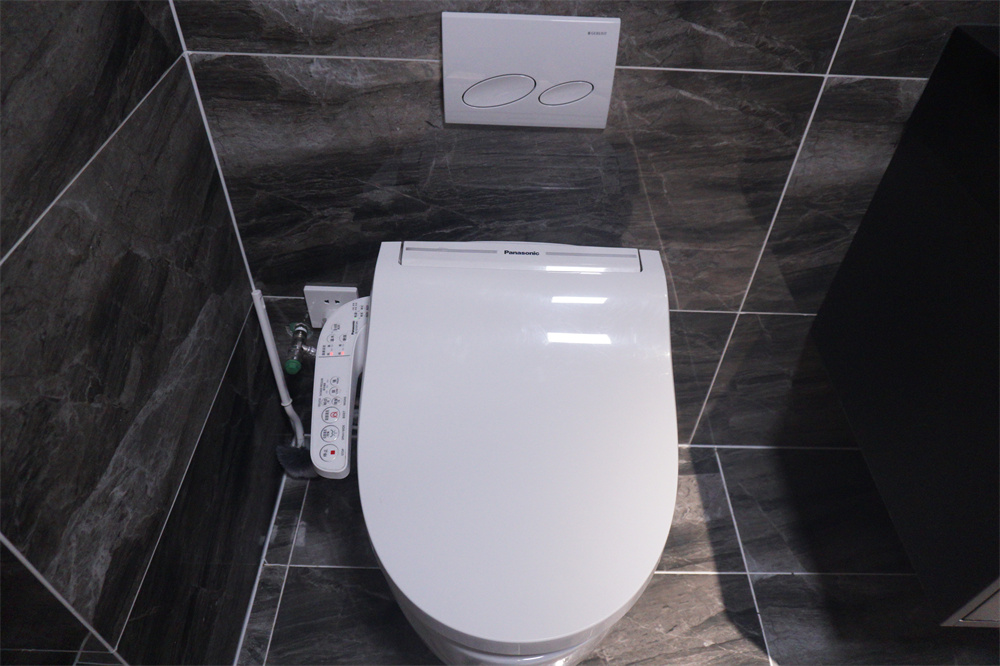 壁挂马桶怎么安装方便后期维修 (壁挂马桶马桶盖松动)