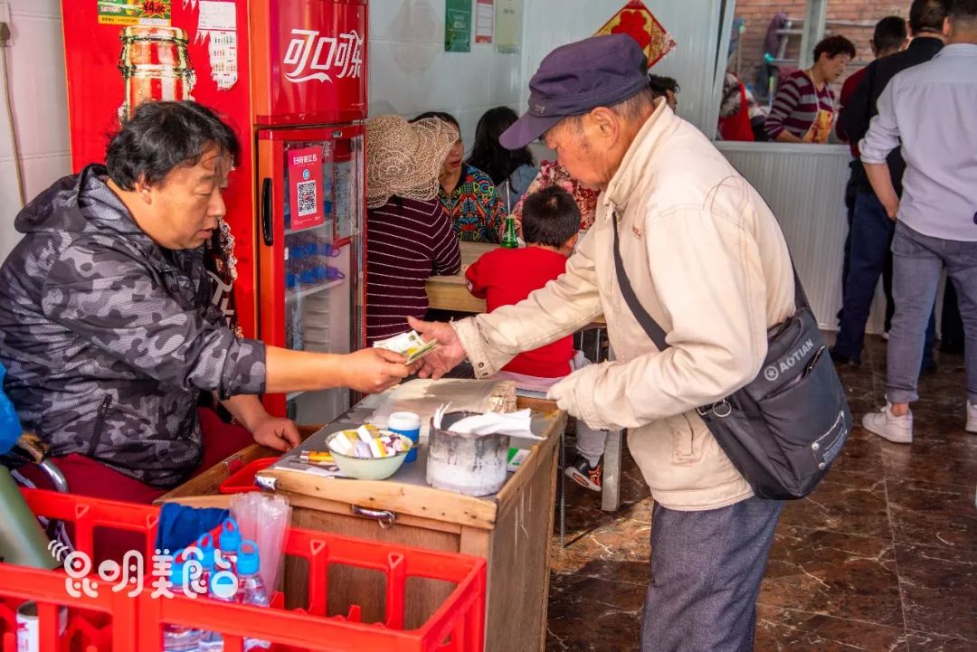 昆明330天都在排队的卤面馆，不收钱收饭票，只卖到下午2点