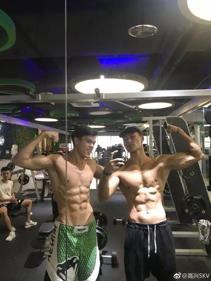 混血肌肉男模被“硬核阿姨”袭胸？她们做了我不敢做的事！