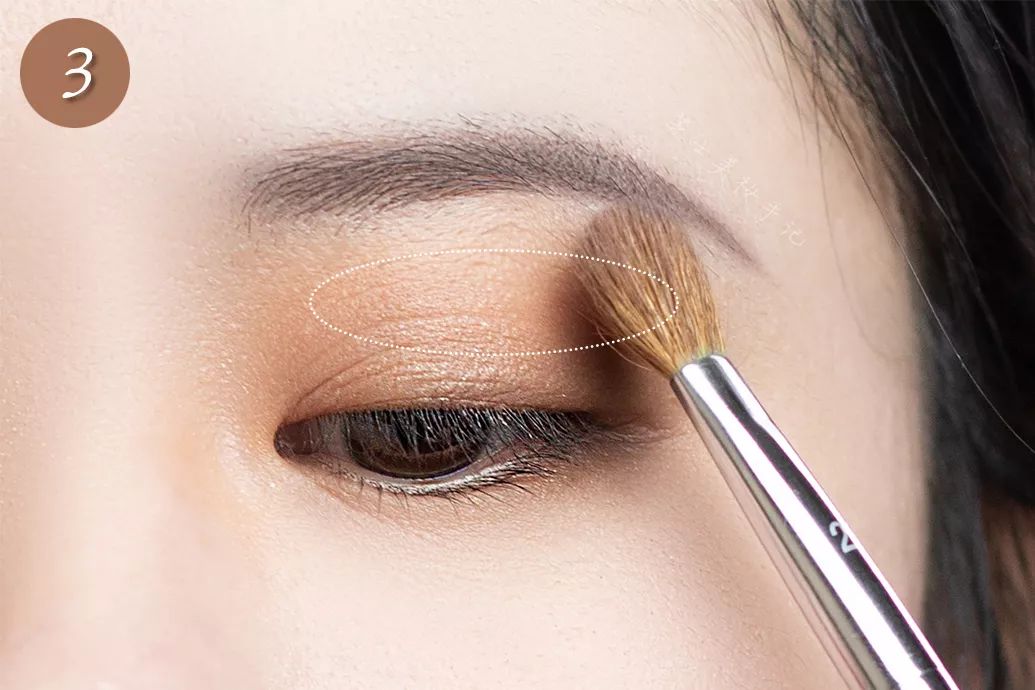 眼影不会画只涂液体眼影,新手画眼影教你正确的眼影画法