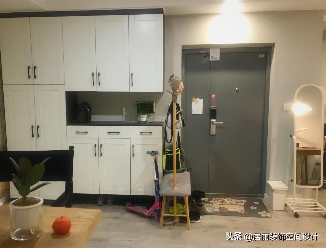 进门鞋柜设计图2022款现代风玄关,一进门就是客厅和餐厅玄关鞋柜