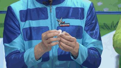 用纸做花放水里盛开的视频,用纸做花朵放水里盛开