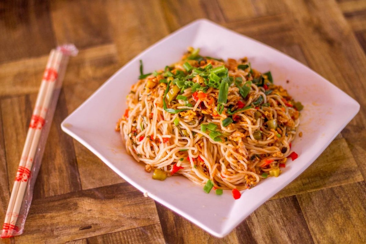 舌尖上云南酸汤米线,云南特色美食之野生菌汤米线