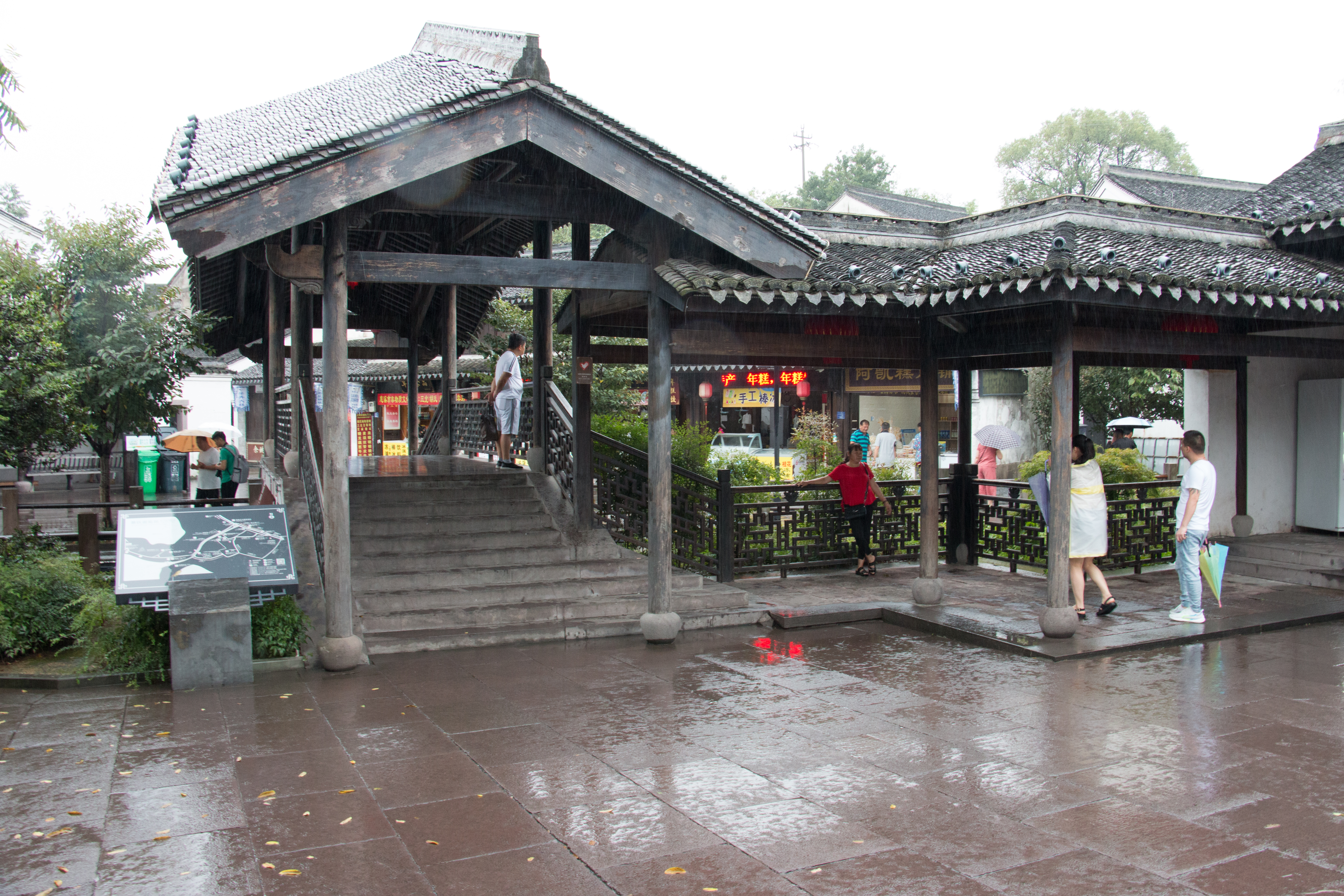 鹤皋古镇,鸣鹤古镇绕湖路