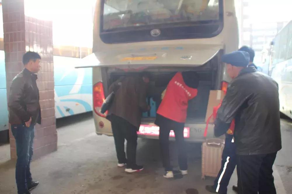 白银：爱心志愿者成为汽车站春运一道最亮风景线