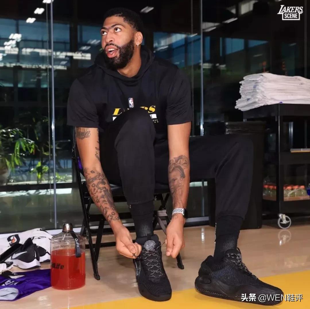 一双绿色的nike跑鞋,nike垃圾环保鞋2代尺码