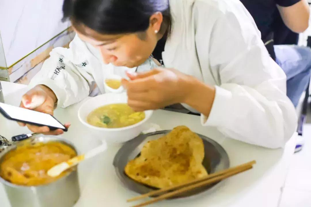 从摆摊到开店，阜阳20多年的早餐店，生意火到老板需要拿话筒喊号