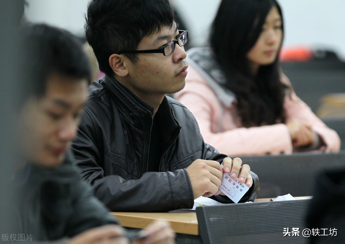 硕士考公务员转正后定副科吗,考上公务员后怎么定级二级科员