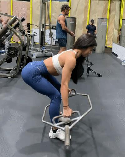 比基尼健身日常练背,女人哑铃三角肌训练方法