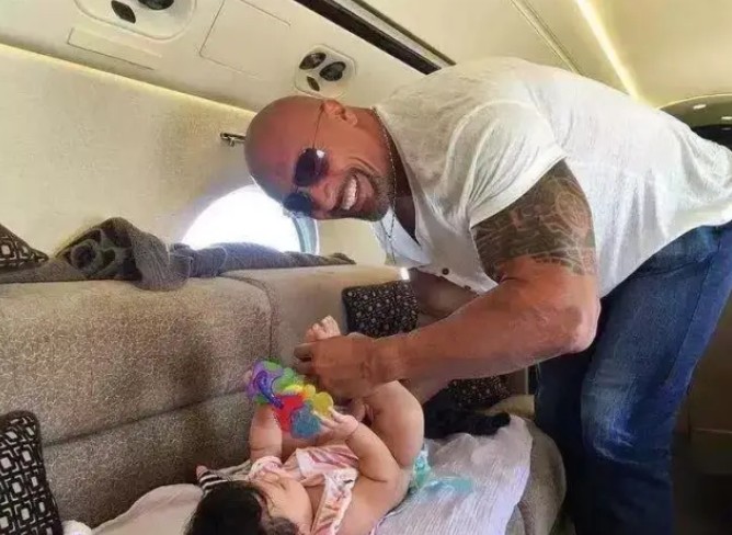 硬汉也是女儿奴,铁血硬汉强森女儿奴