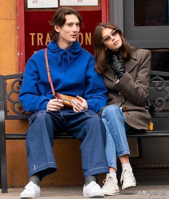 kaia匡威鞋街拍,黑色匡威黑色裤子穿搭