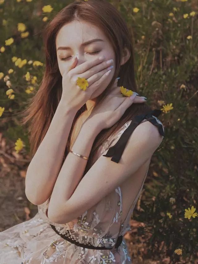 拍人像自己做pose好还是摆拍好,拍照小技巧不会摆pose的看过来