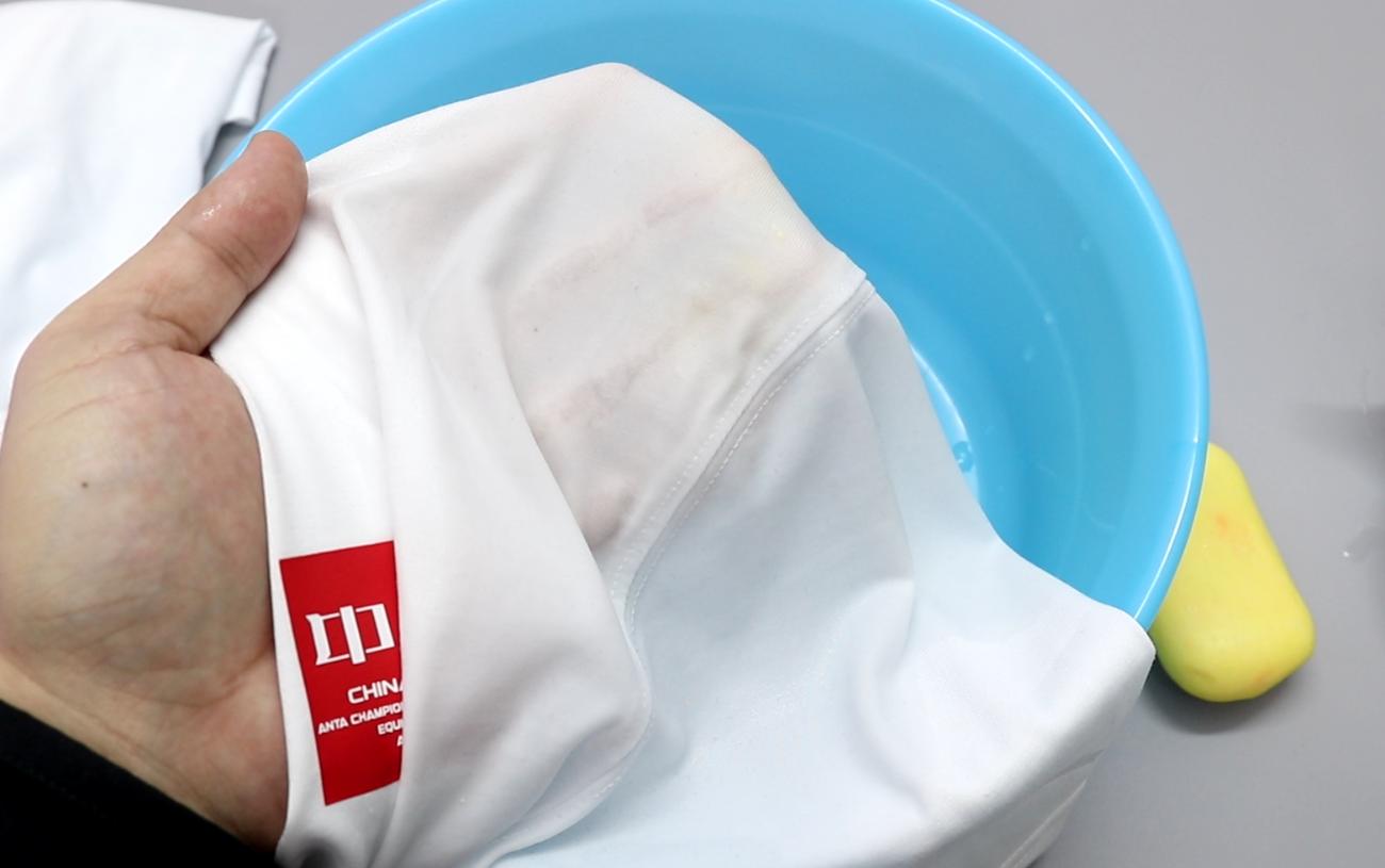 白色衣服染到血渍怎么洗掉,白衣服上有血渍怎么清洗干净