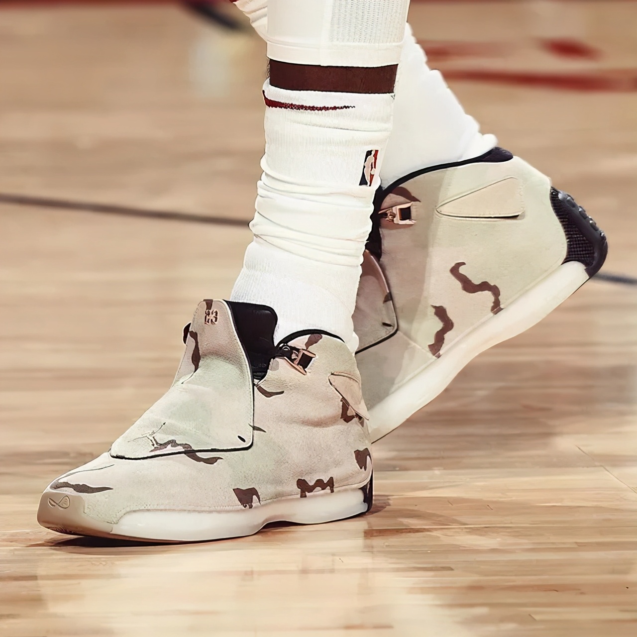 NBA球员上脚：老兵节配色的球鞋很酷，总冠军后卫签约李宁