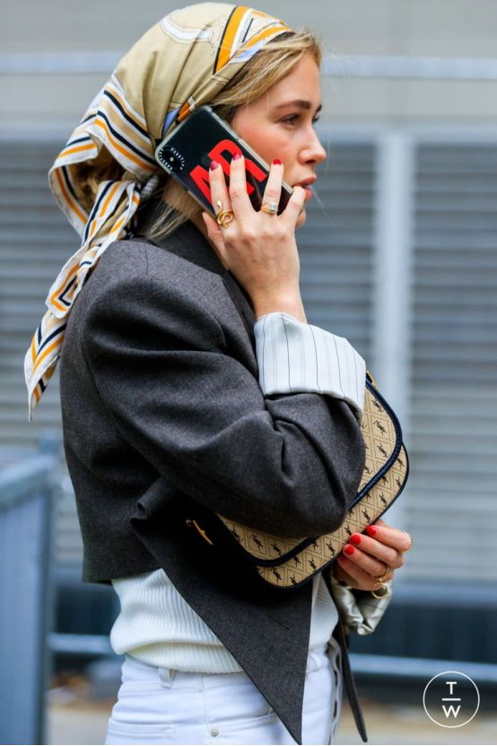 保暖又柔和的围巾系法很有气质哦,围巾保暖时尚的系法