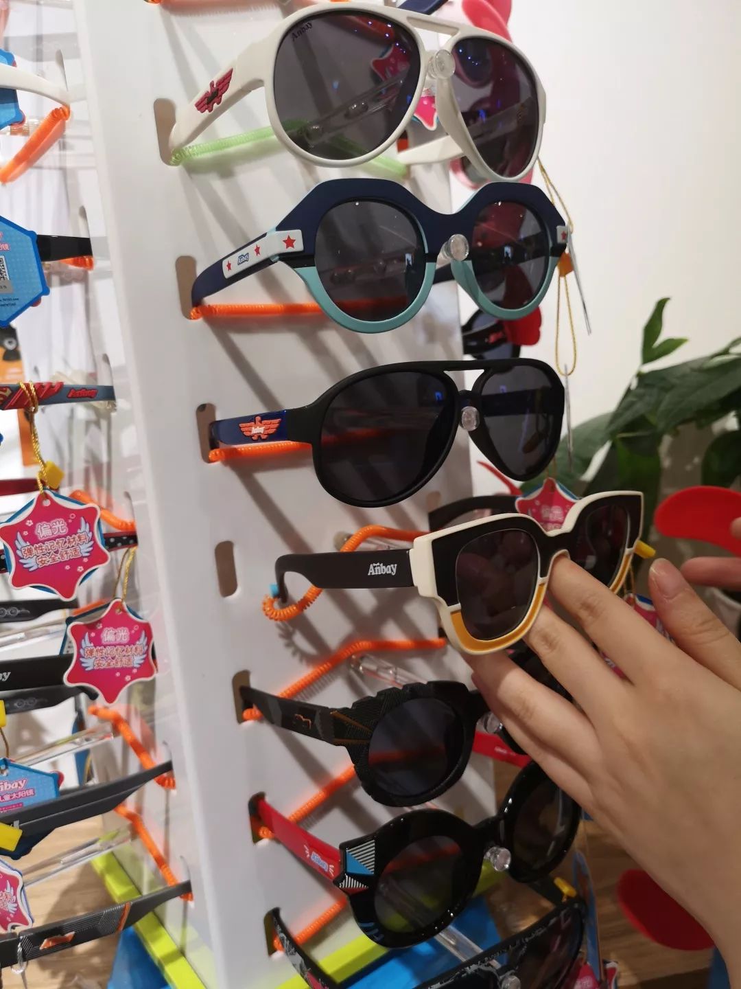给娃挑太阳镜,孩子怎么选墨镜