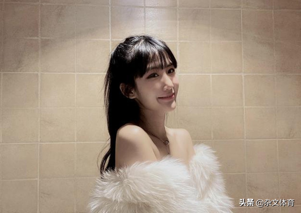 女足场上的双胞胎姐妹花！堪称球场上的模特，偶像是王霜