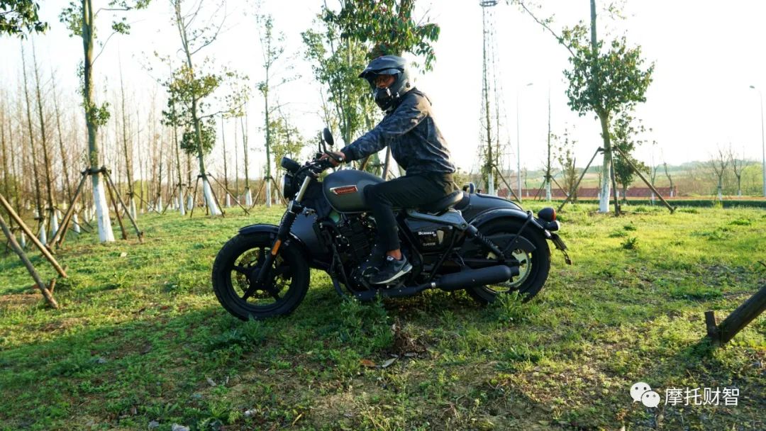 胖虎试驾：长江边三轮Bobber400