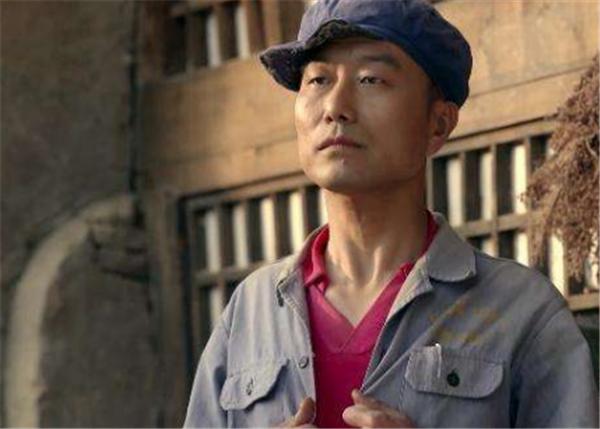 《装台》“拐的”扮演者：记者出身，辞职北漂当演员，脸熟人不红