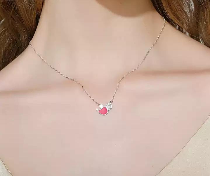 本命年红色运动套装戴帽子,本命年红绳子黄金小配饰手链