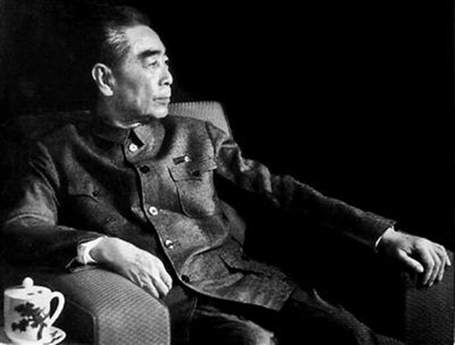 宴会上，国宝九龙杯失窃，周恩来只用一招，让外宾主动上交