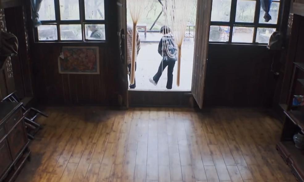 何炅快乐大本营假发,何炅1岁到48岁荧幕颜值变化