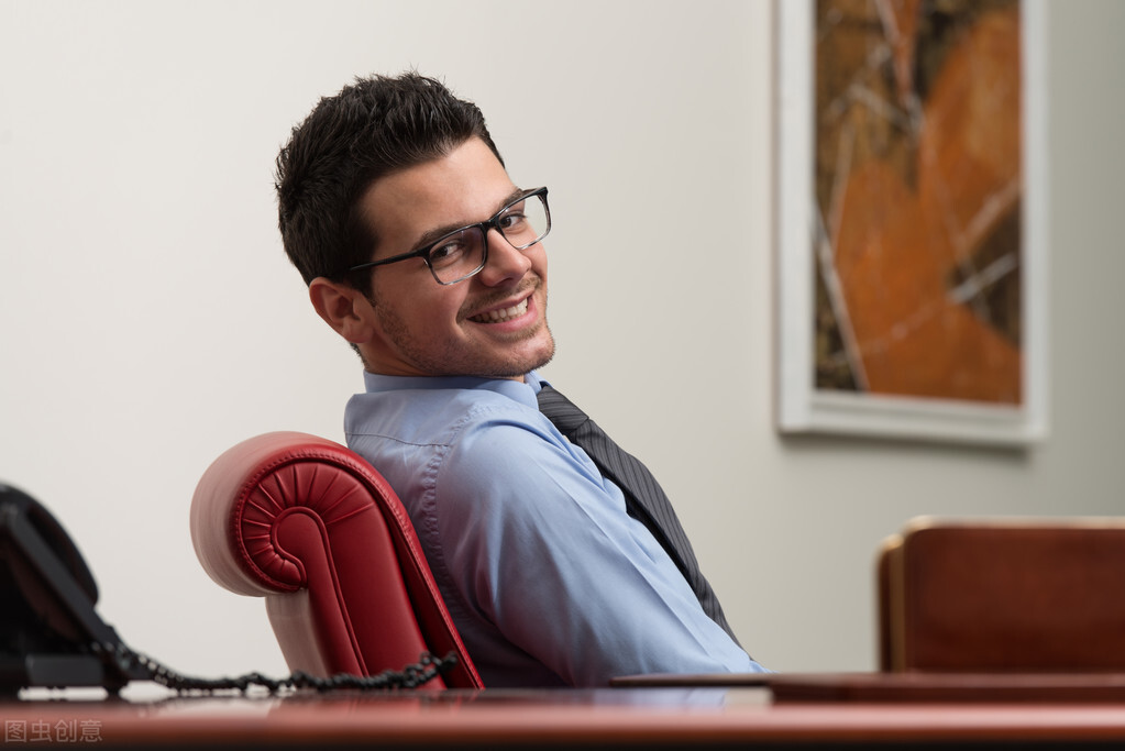 办公室久坐上班族必备养肾坐姿—葛优瘫