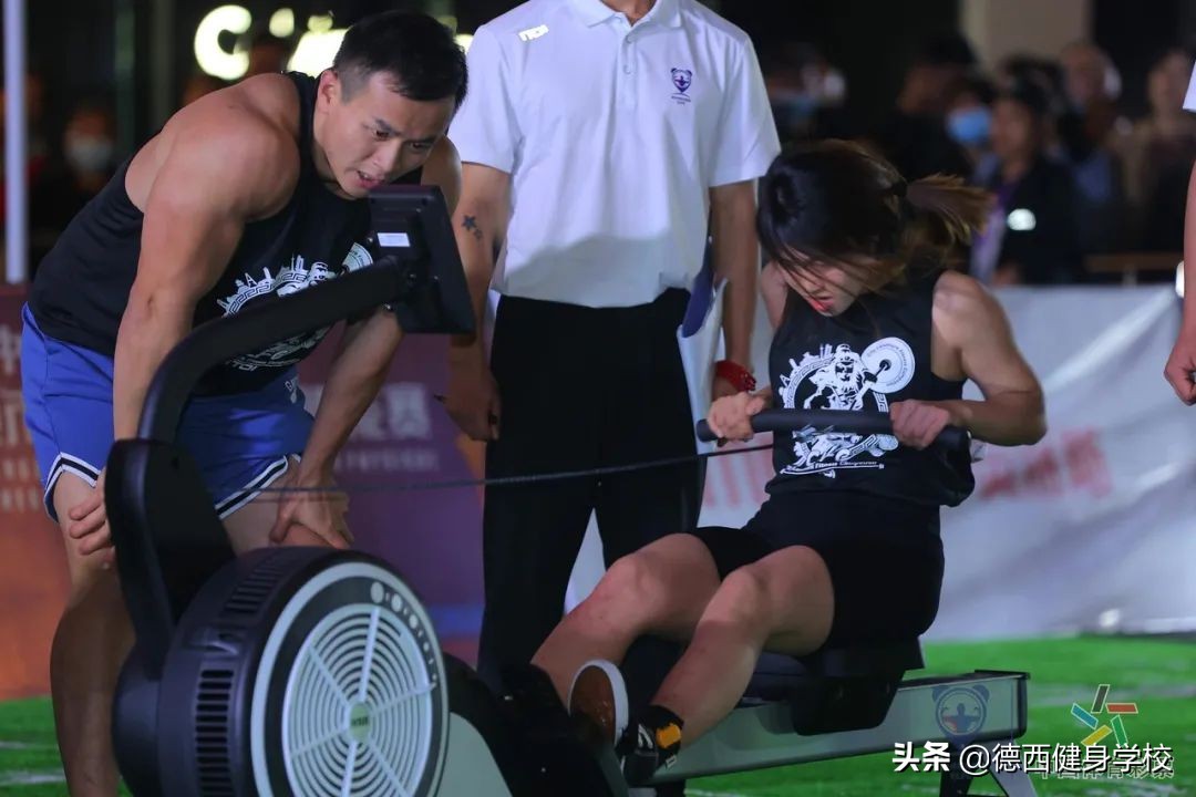 燃爆体能赛现场的，除了爆燃的体能咖，还有德西这支神秘的队伍